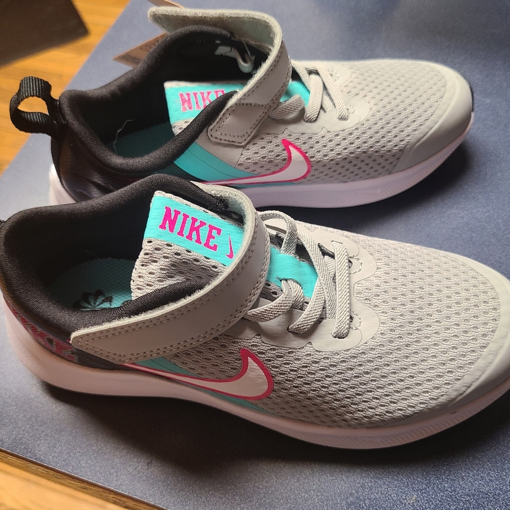 NWT Kids NIKE tennis shoes size 1